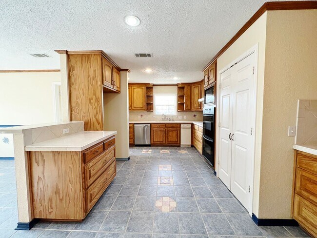 Foto del edificio - Gated 3-Story 4/4/3 Nestled on Over an Acr...