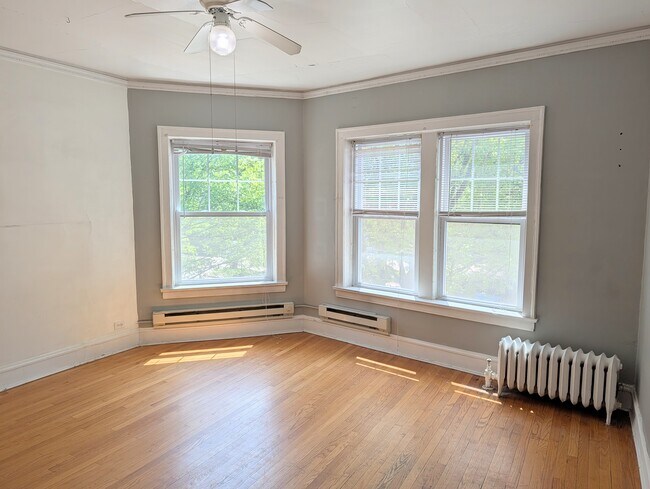 Building Photo - 325 Kedzie St