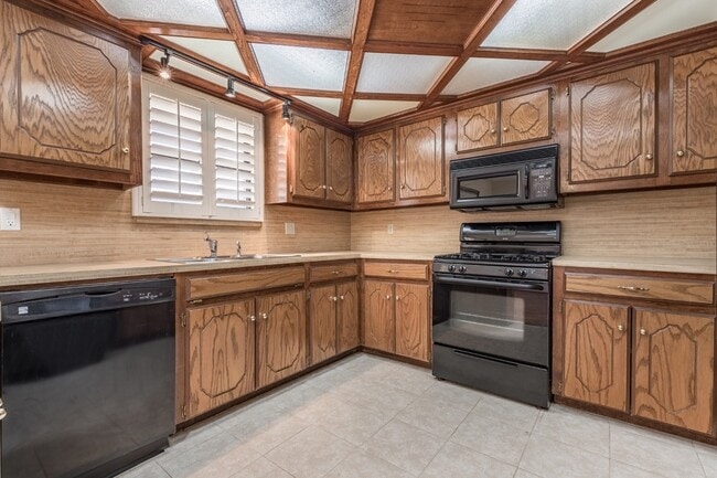 Foto del edificio - 1720 Honeysuckle Ln