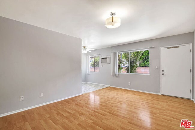 Building Photo - 1135 E Elk Ave