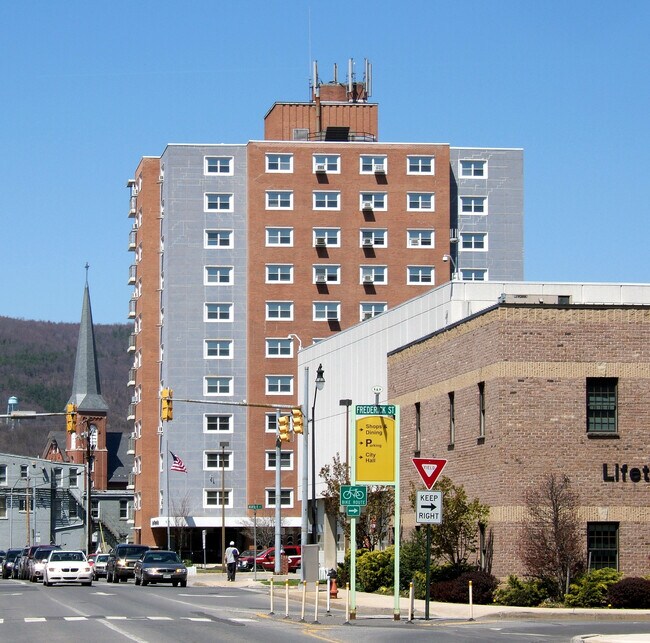 Vista desde el sureste por la calle Mechanic Street - JFK Apartments