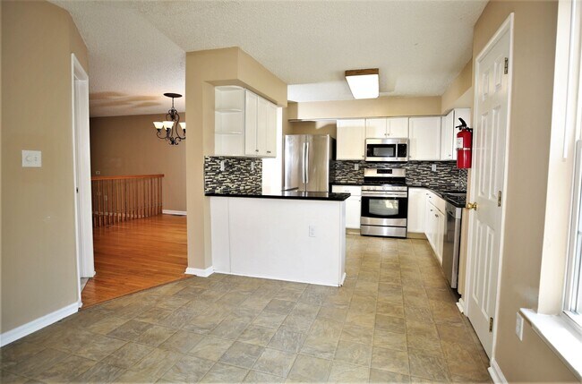 Building Photo - 13 Halstead Pl