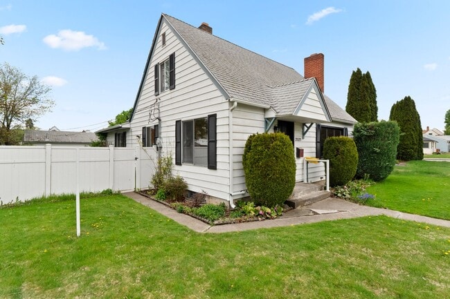Building Photo - Remodeled 4 Bed 1 Bath Shadle home Move-in Ready