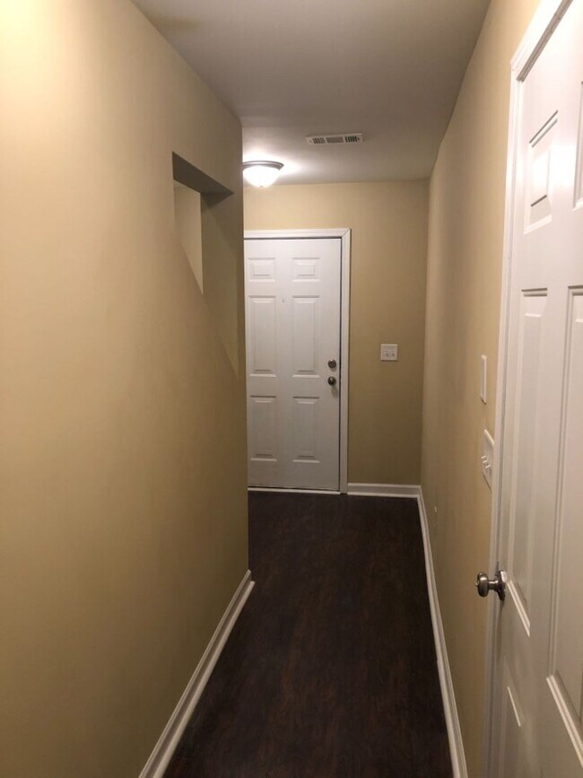 Building Photo - Single Family 4 Bedroom Townhome in Stonec...
