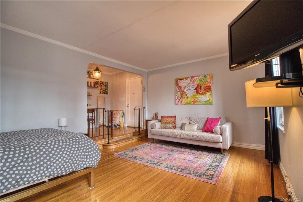 Primary Photo - 306 E Mosholu Pkwy S