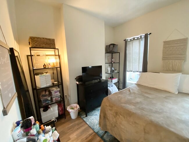 Building Photo - 72 Hammond St