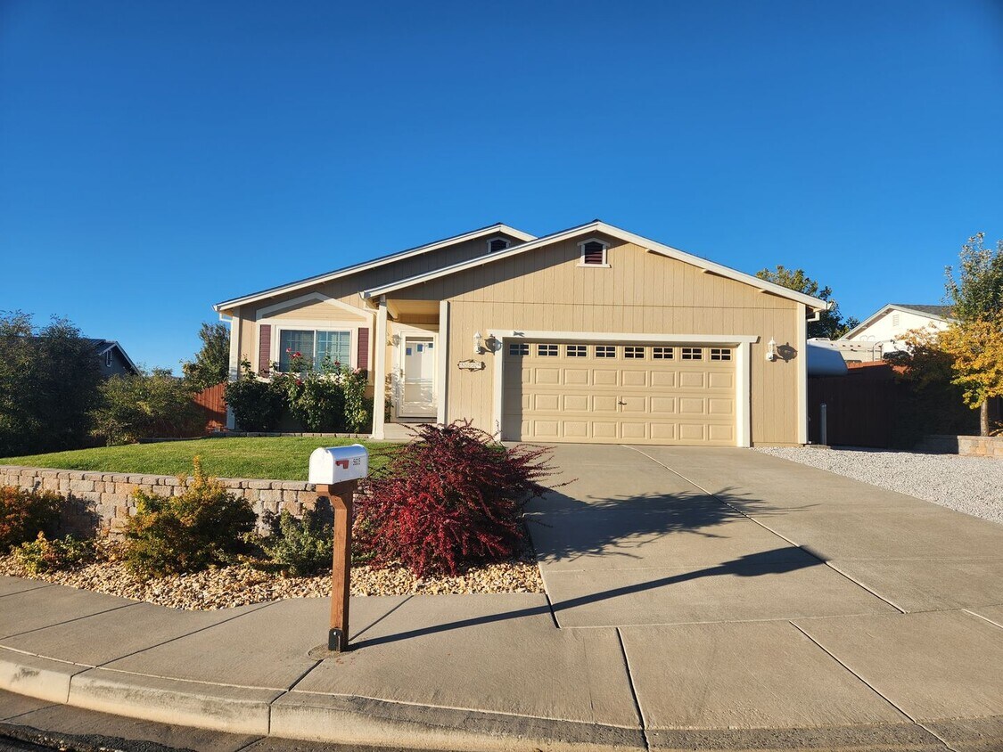 Primary Photo - Charming Highland Ranch home 3bed/2ba/2 ca...