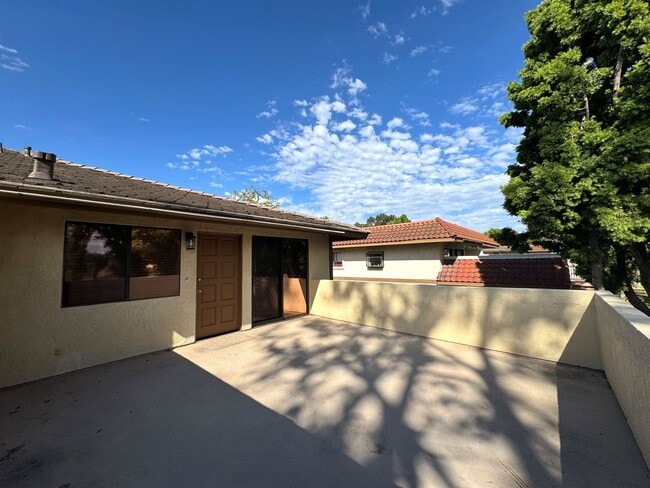 Building Photo - Beautiful 2+1.75 Upstairs Condo in Desirable Parkside Community