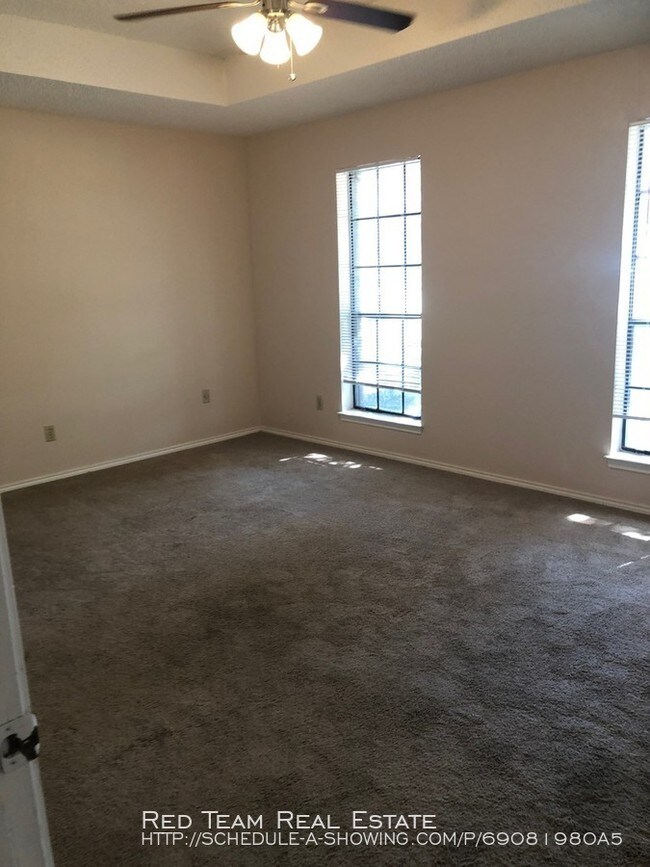 Building Photo - MUST-SEE DUPLEX!
