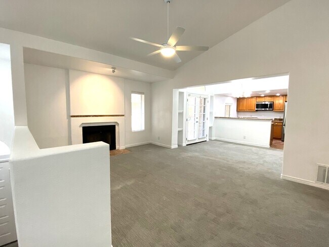 Building Photo - Spacious Phoenix Condo!