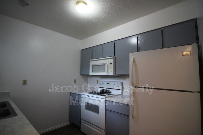 Building Photo - 627 Hoopes Ave
