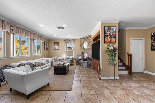 Foto del edificio - 44256 Dahlia St
