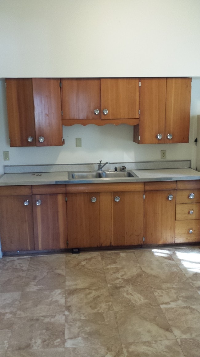 Kitchen - 904 Vine St