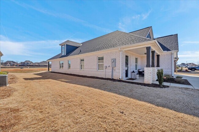 Foto del edificio - Beautiful 4BR/2.5BA  Full Brick Home in Co...