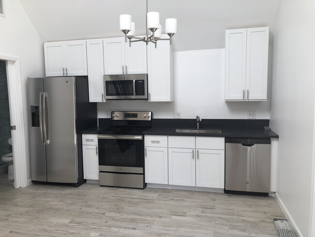 Las casas estilo bungalow embellecen la avenida Port Washington. - 8422 W 4th St