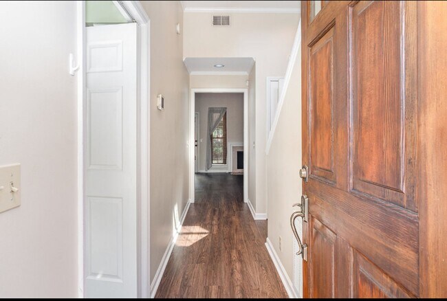 Building Photo - Vanderbilt Condo!