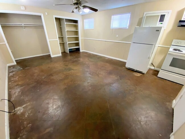 Building Photo - Discover Simplicity and Savings at 2209 St...