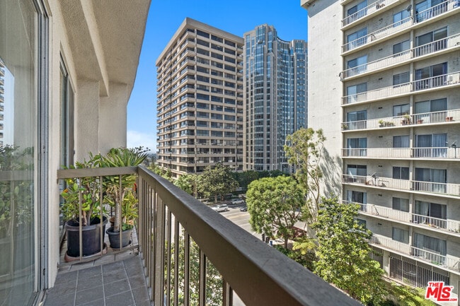 Building Photo - 10747 Wilshire Blvd