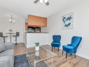 Building Photo - 220 Lake Parsons Green