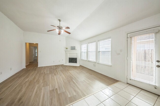 Foto del edificio - 5751 Wandering Creek Dr