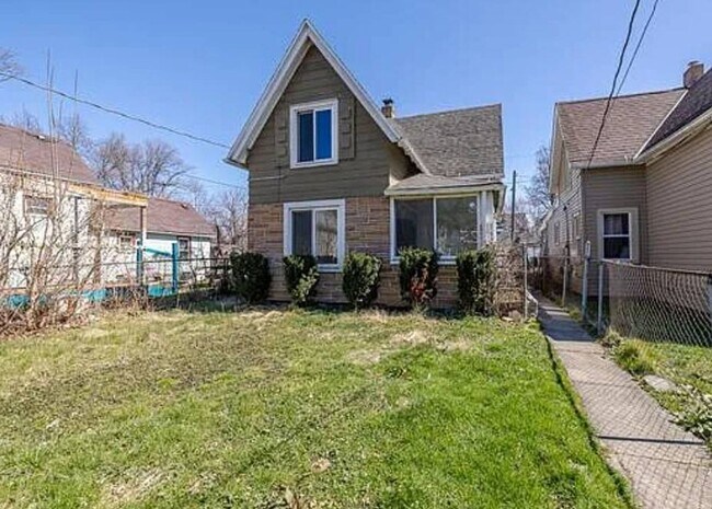 Foto del edificio - Newly Renovated 4BR/1BA Single-Family Home with Garage – Cleveland