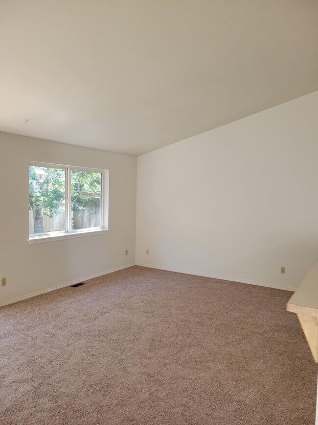 Building Photo - Newly remodeled 2 Bed, 2 Bath Duplex with ...