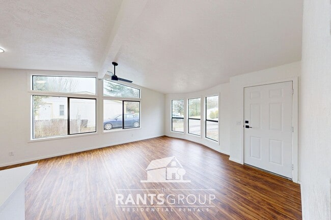 Foto del edificio - Fully remodeled 2 Bedroom, 2 Bath rambler! Huge Fenced Yard!