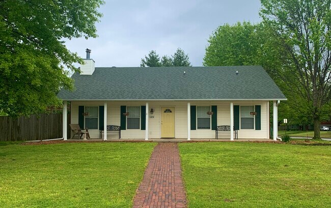 Frente - 1474 N Caddo Ave