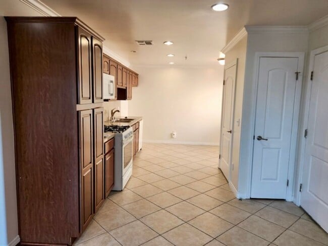 Building Photo - Spacious 3 bedroom condo in Van Nuys