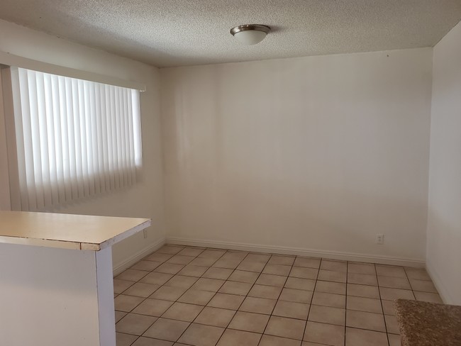 tiled dining room - 3450 Monroe St
