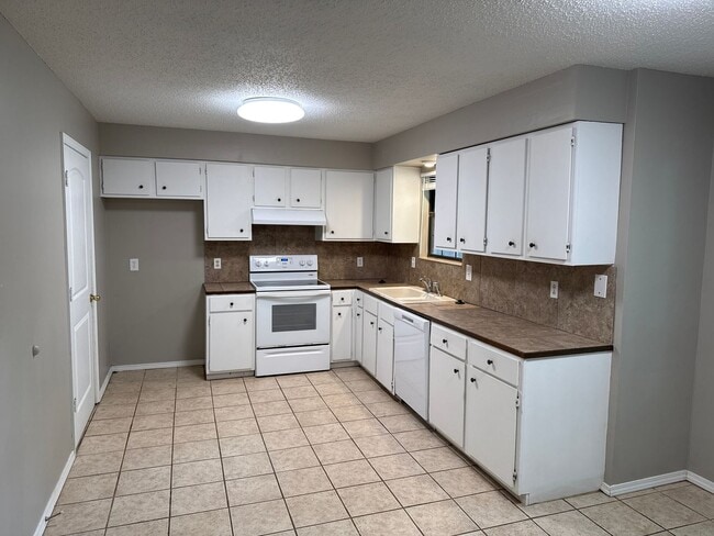 Foto del edificio - 3 Bedroom! 2 Baths! 2 Car Garage!  Kickapo...