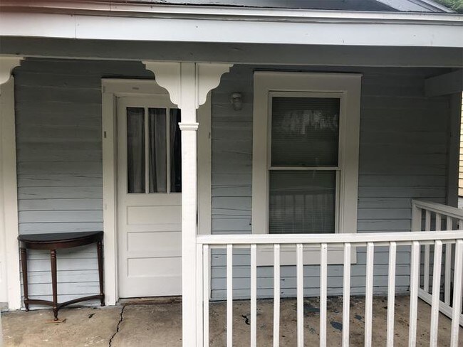 Building Photo - Cozy one-bedroom apartment in St. Elmo