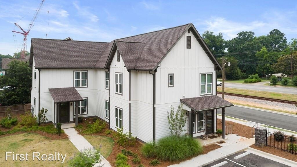 Foto principal - 805 W Railroad Ave