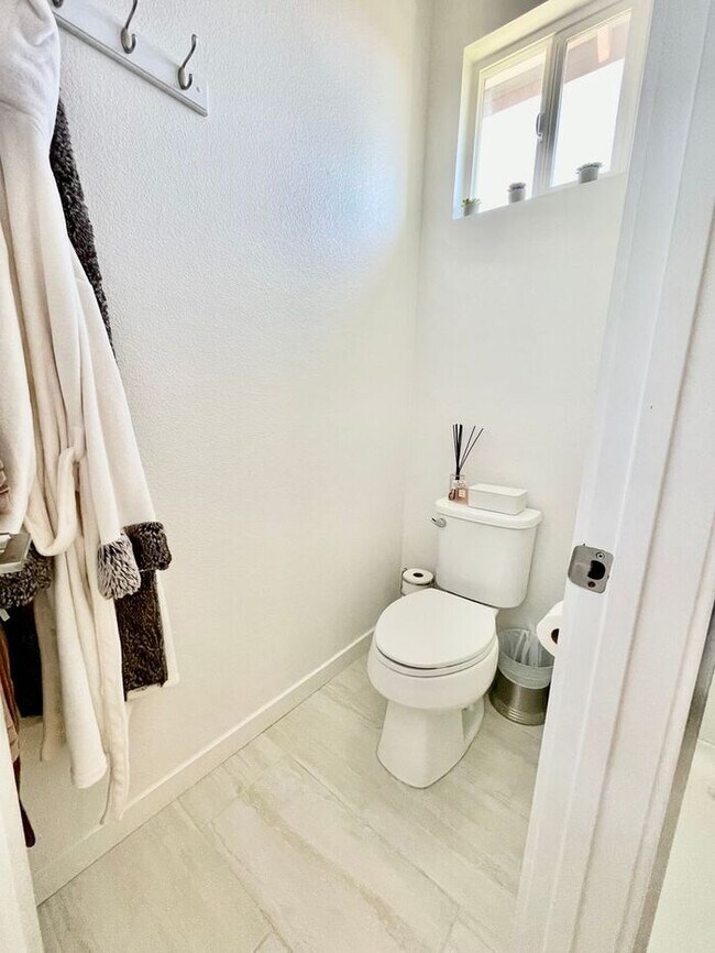 Building Photo - Beautiful 6 years new 3 bedroom home + lof...