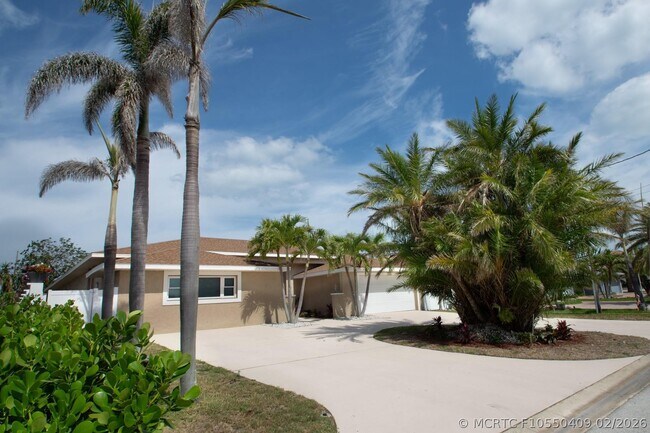 Building Photo - 2504 Hibiscus Dr W