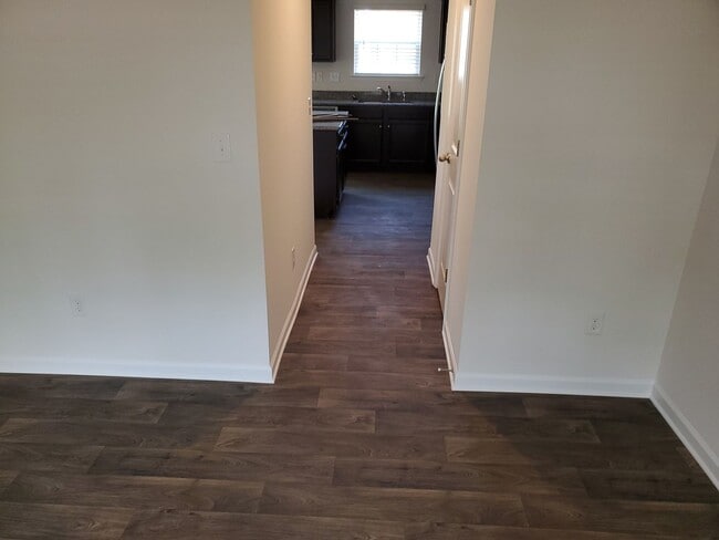 Building Photo - Beautiful Home minutes from the airport!