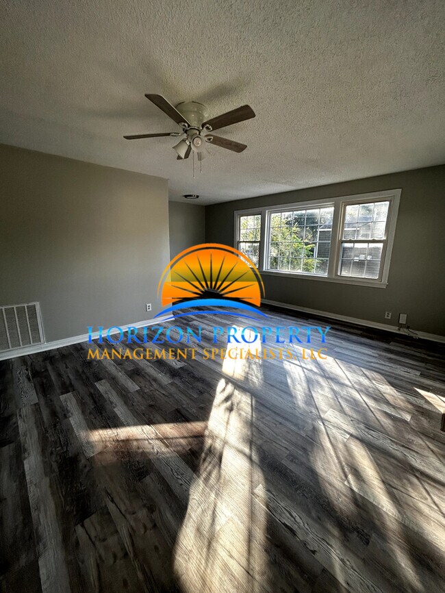 Building Photo - 912 Linwood Dr NW