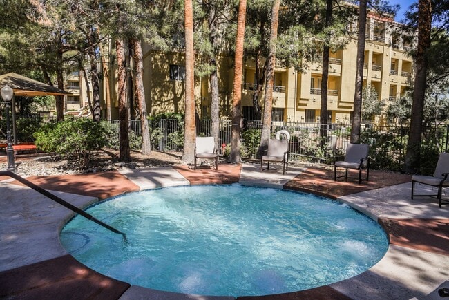 Building Photo - Fully furnished (Short Term Available) / Guard Gated / Walking Distance to LV Strip