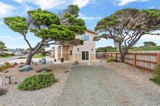 Building Photo - 975 Ocean Dr SW