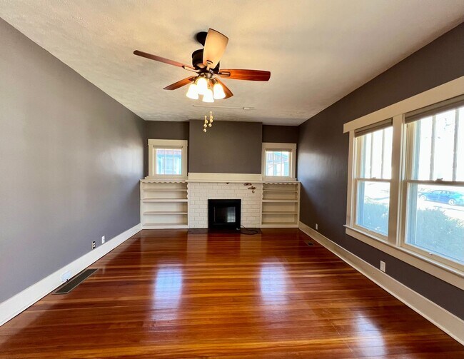 Foto del edificio - Huge Home Full of Character in the heart of MHK