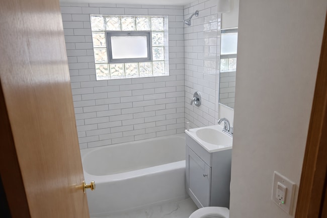 Foto del edificio - 5834 W Montrose Ave