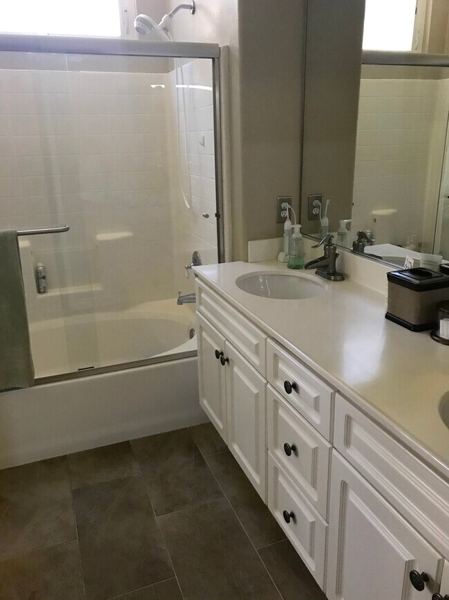 Garden tub/shower combo - 9307 Diane Ave