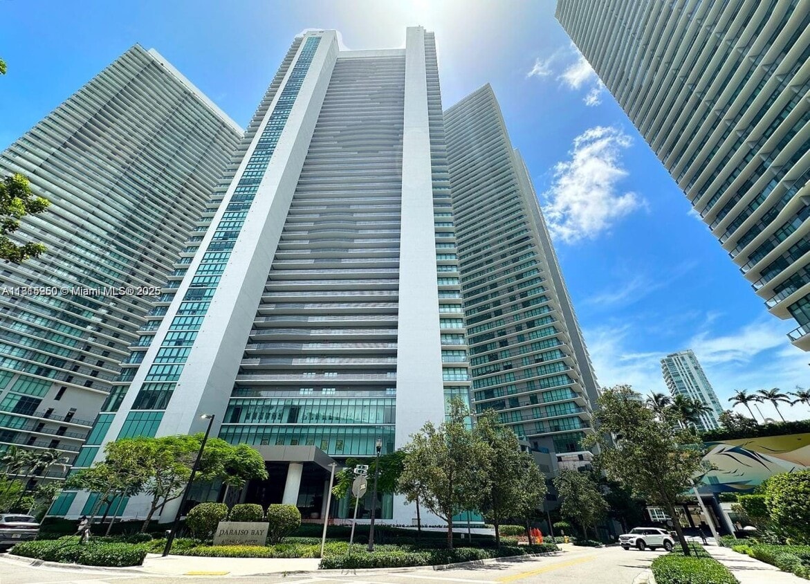Foto principal - 650 NE 32nd St