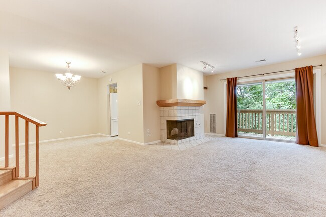 Living - 913 Knottingham Dr