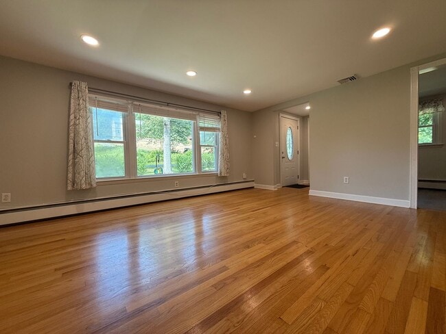 Building Photo - 3 Bedroom House with Many Amenities in Roc...