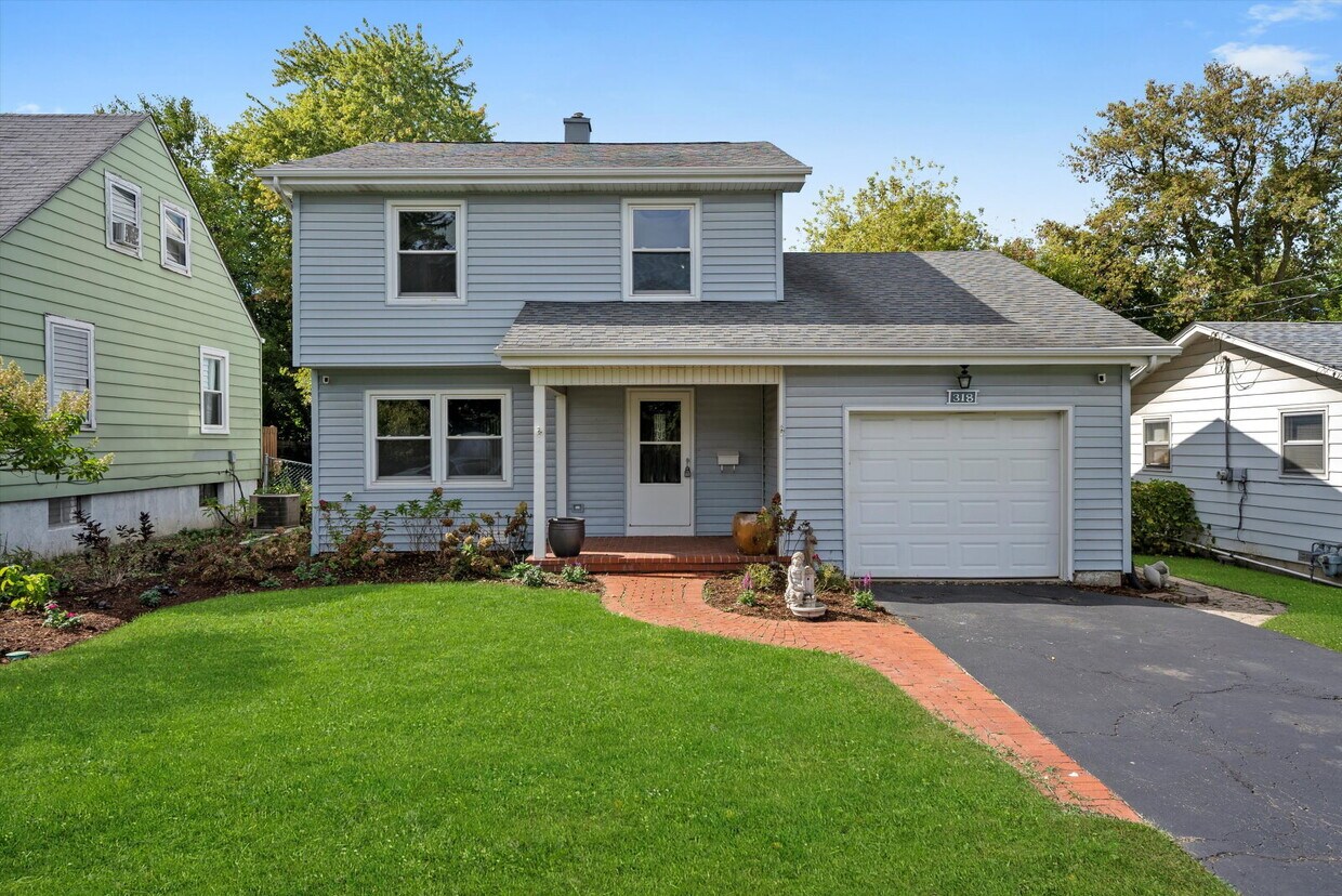 Foto principal - Updated Grayslake Home with Sunroom and Fl...