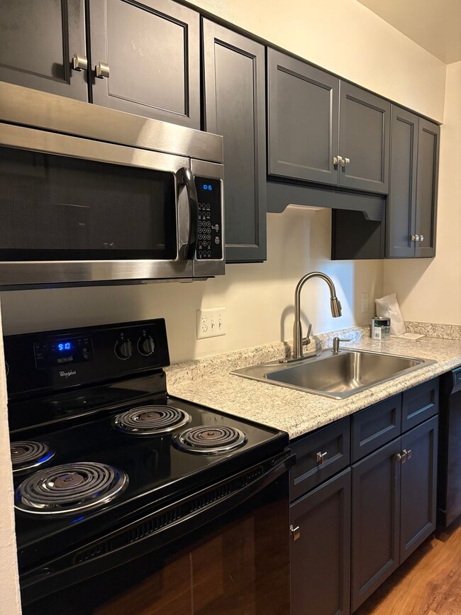 Building Photo - Newly Updated 3 bedroom apartment