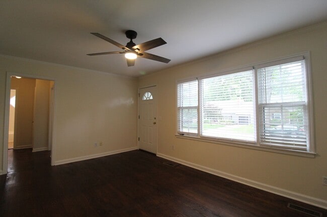 Building Photo - 2 Bedroom 1 Bath Home in Roeland Park