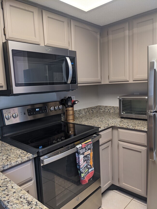 Kitchen - new appliances (dishwasher, fridge, microwave, and oven) - 13357 Water Oak Ln