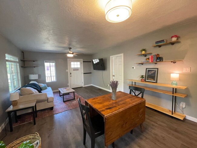 Foto del edificio - Cozy Historic Hurricane Home w/ Large Lot!...